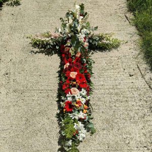 Croix en fleurs pour les deuils à Toulouse