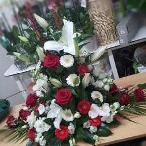 Coussins coniques a base ovale de fleurs pour les deuils à Toulouse
