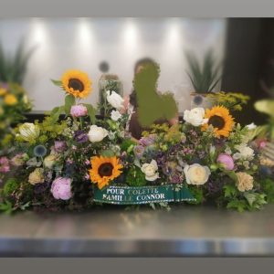 Devant de tombe en fleurs pour les deuils à Toulouse